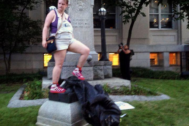 watch-protesters-drag-down-confederate-soldier-statue-in-durham-north-carolina_1[1].jpg